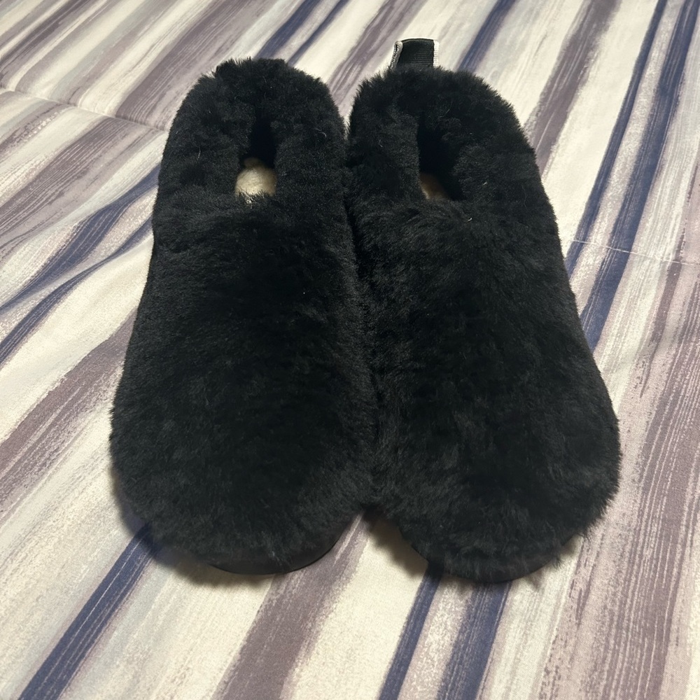Black fuzzy UGG slippers